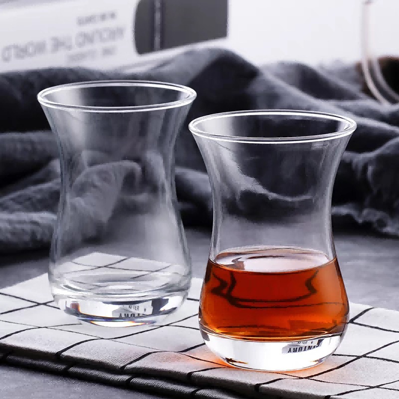 Klasszikus derekú török ​​üveg tea csésze